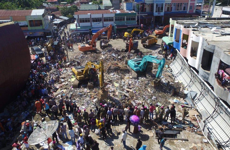 Indonesian search and rescue team continue looking for survivors after a 6.5 Magnitude earthquake in Pidie Jaya, Aceh province on 8 December 2016