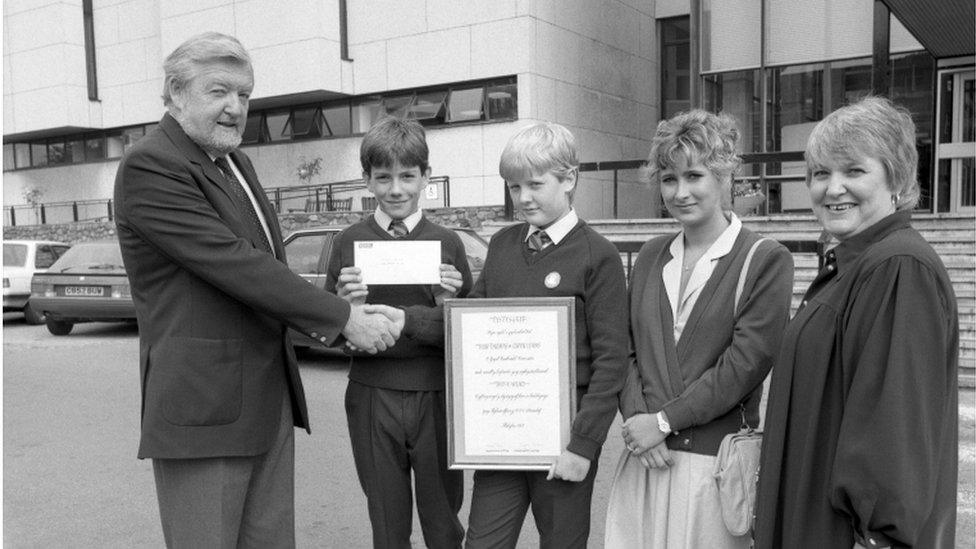 Plant yn cael eu llongyfarch gan reolwr BBC Cymru Gareth Price yn 1987