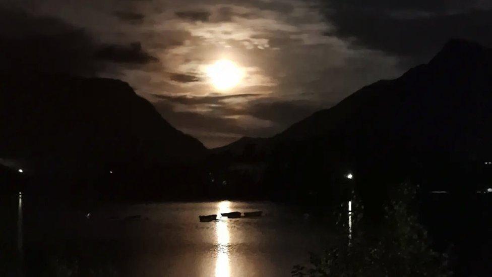 Lleuad las yn goleuo llyn Padarn o Ben Llyn