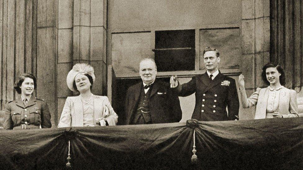 royal-family-and-winston-churchill-on-Buckingham-Palace-balcony-on-VE-day.