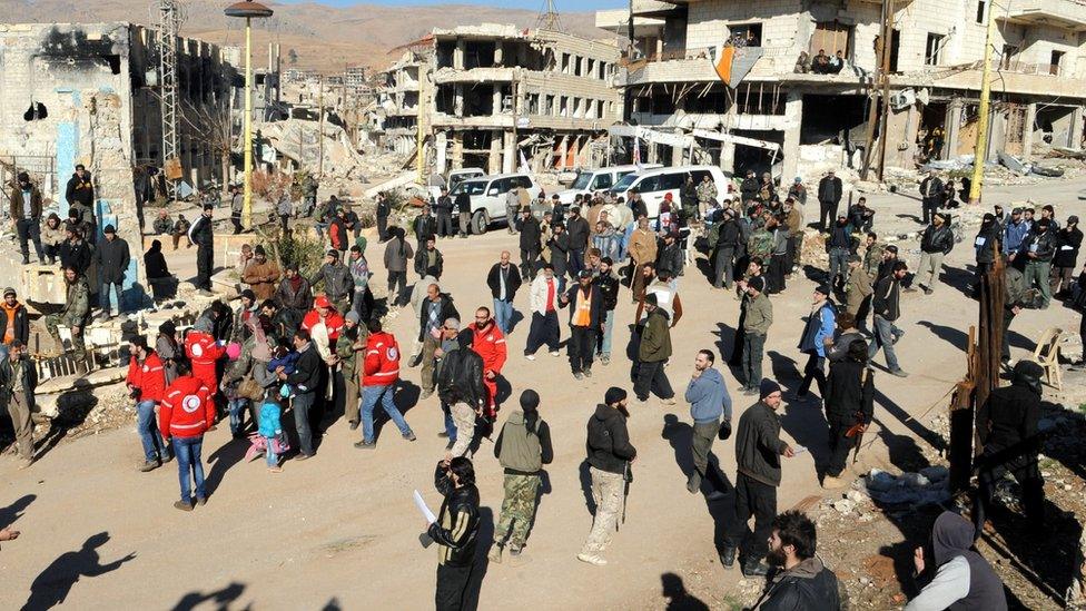 Rebel fighters, civilians and Red Crescent medics prepare for an evacuation from the rebel-held town of Zabadani, Syria (28 December 2015)