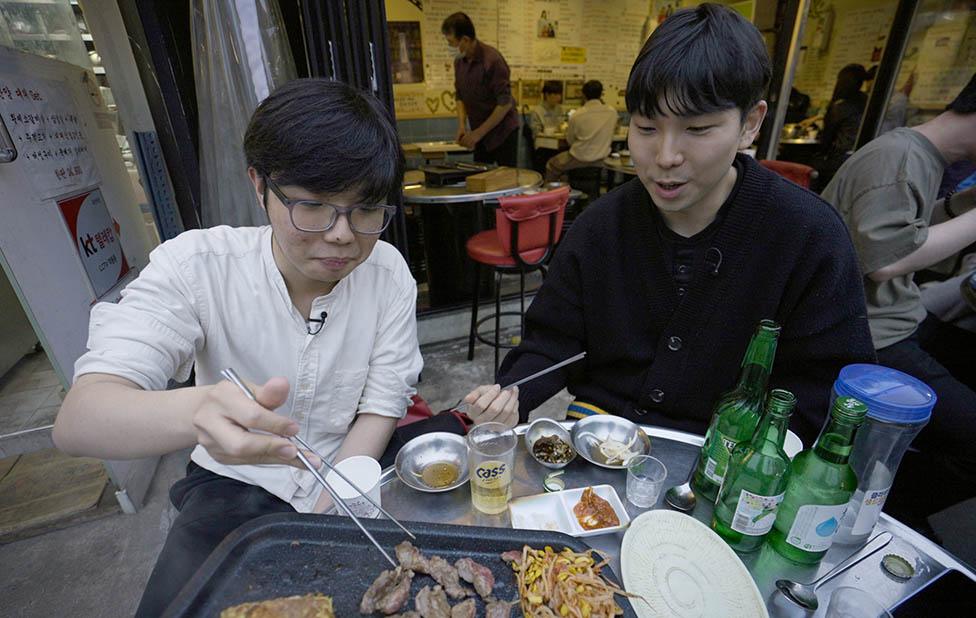 Lee Si-yeol (L) and Lee Geon-il (R) enjoy an evening together before starting their compulsory military service