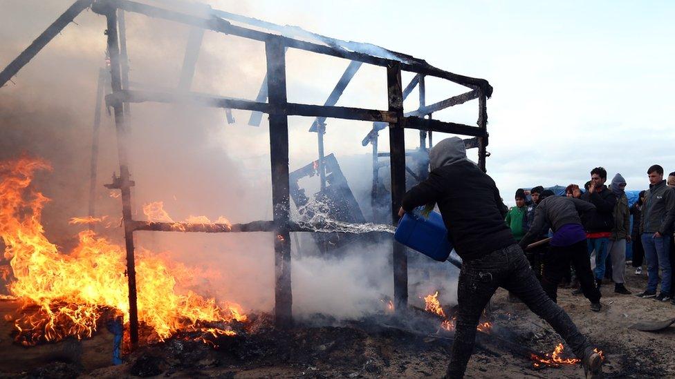 Tent burning at Calais migrant camp (29/02/16)