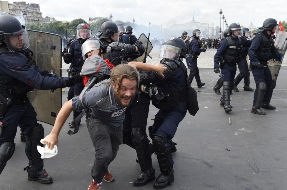 Left-wing protesters clash with police in Paris, 14 Jun 16