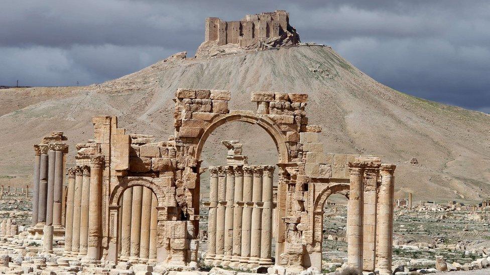 Palmyra's castle, known as Qalaat Shirkuh or Qalaat Ibn Maan, overlooking the Roman-era ruins (file)