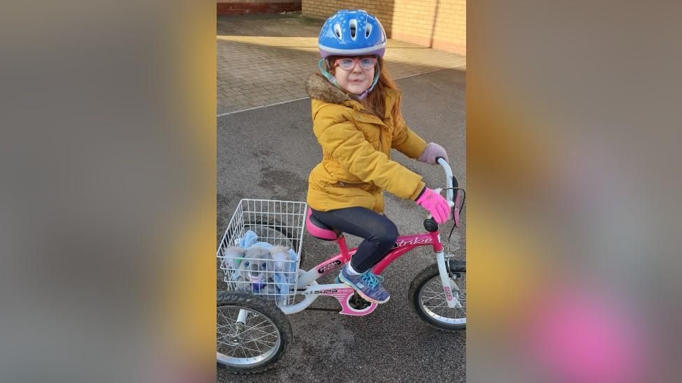 Isla on trike