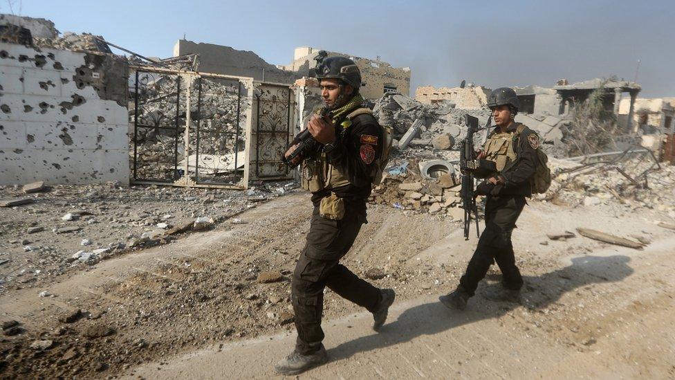 Members of Iraq's elite counter-terrorism service on patrol in Ramadi (29 December 2015)