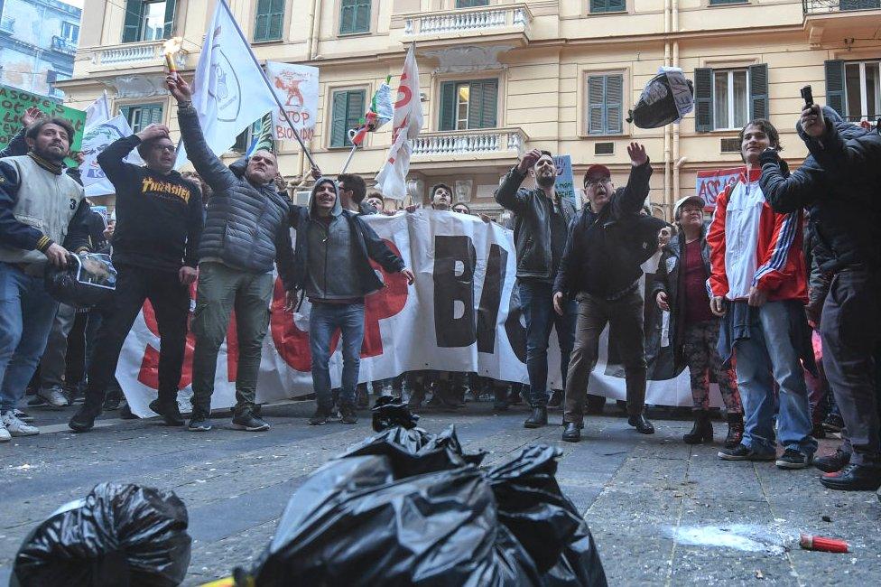 Neapolitans protest against political corruption and illegal waste dumping