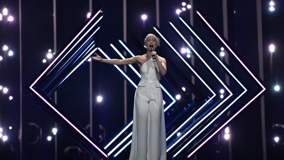 SuRie performing