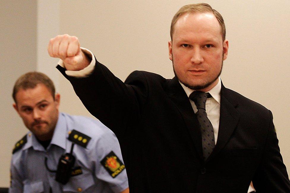 Anders Behring Breivik makes a salute on arrival at a courtroom in Oslo (24 August 2012)