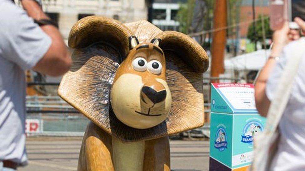 Gromit statue Alex the Lion