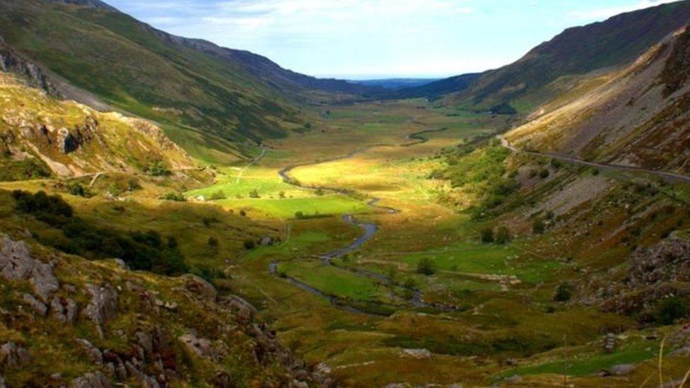 Mae Cwm Idwal yn le da i guddio ar ôl sgorio yn eich rhwyd eich hun yn fyw ar Sky!