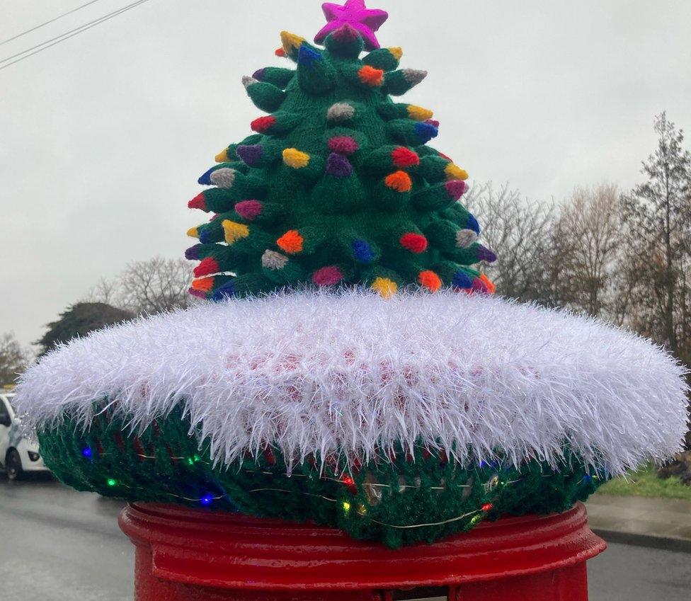 Post box topper in Baffins