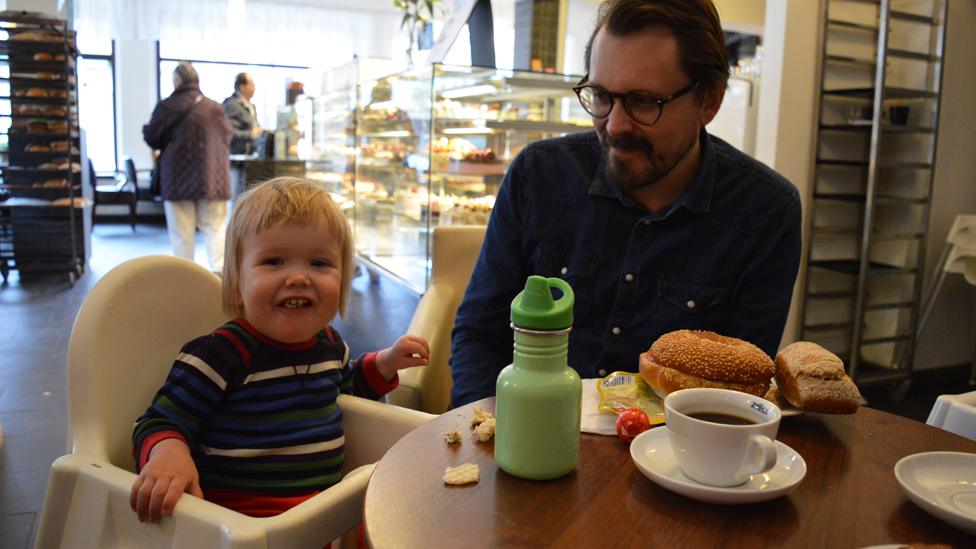 Rikard with his daughter Juni