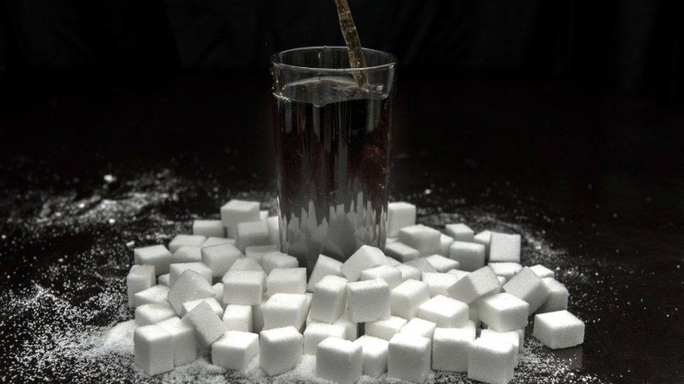 Sugar cubes and fizzy drink