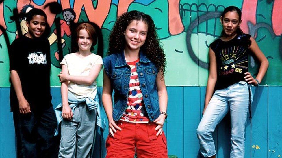 Dani-Harmer-as-Tracy-Beaker-with-cast.