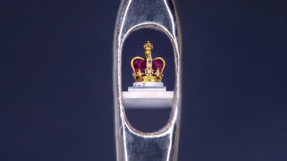 Micro-sculpture of crown