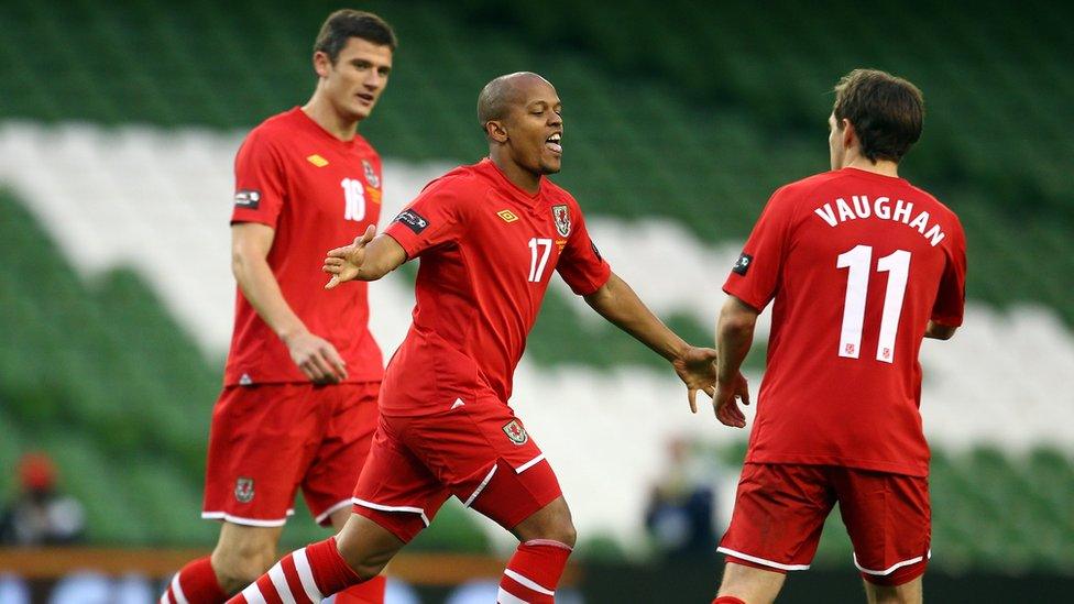 Owain Tudur Jones, Robert Earnshaw a David Vaughan