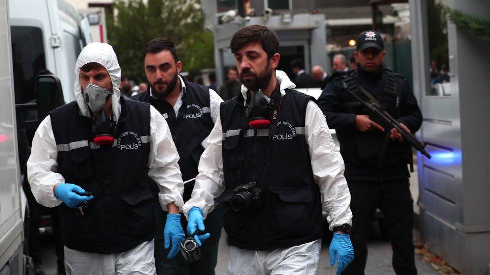 Turkish police investigators arrive at the residence of the Saudi consul in Istanbul (17 October 2018)