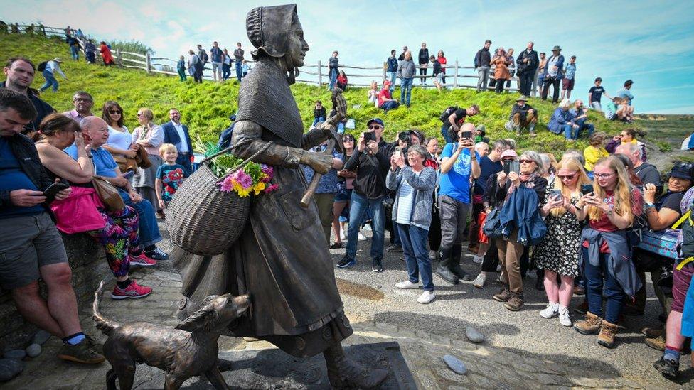 mary-anning-statue.