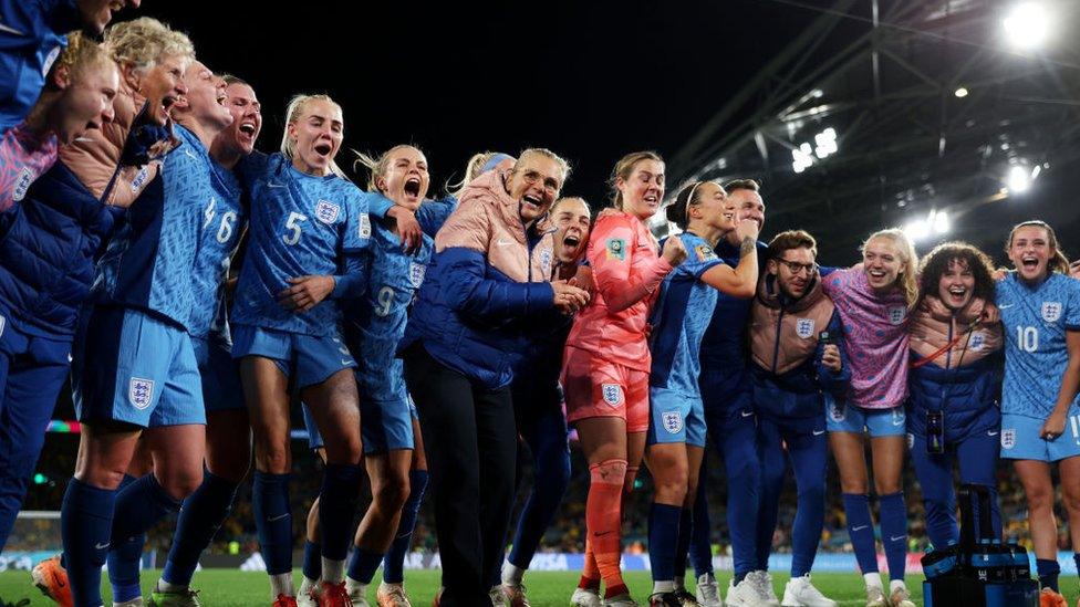 Saring Wiegman with the England team