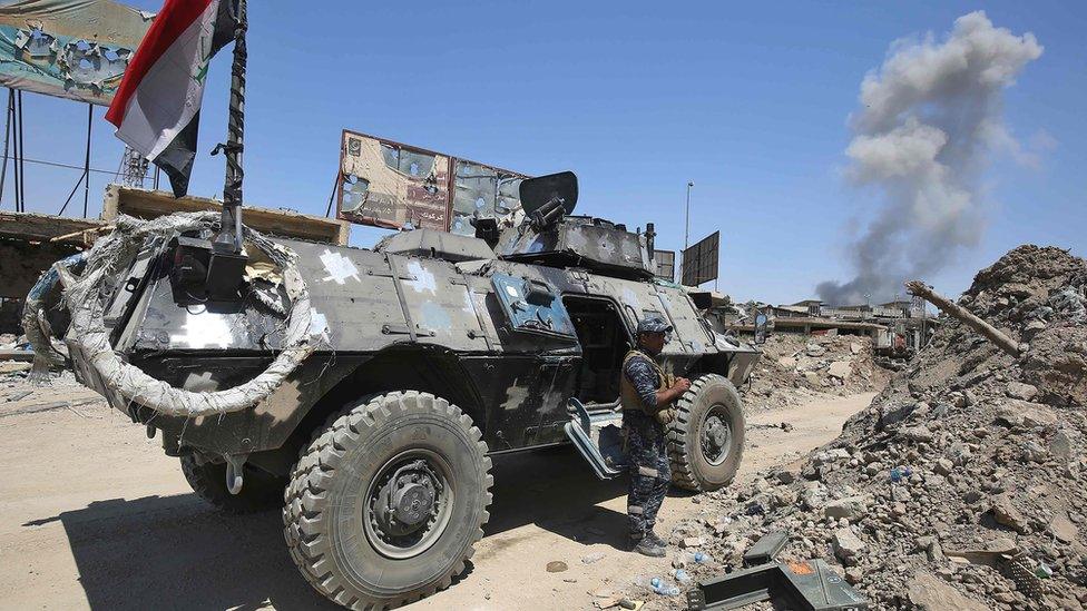 Members of Iraqi security forces advance on the Old City of Mosul (19 June 2017)