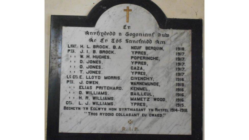 Mae sawl cofeb ar hyd a lled Cymru i'r rhai gollodd eu bywydau yn y Rhyfel Byd Cyntaf. Mae hon yn Eglwys Tregarth yn cynnwys enw y Preifath H. R Williams, un o'r miloedd o Gymru i golli eu bwydau ym mrwydr Coedwig Mametz