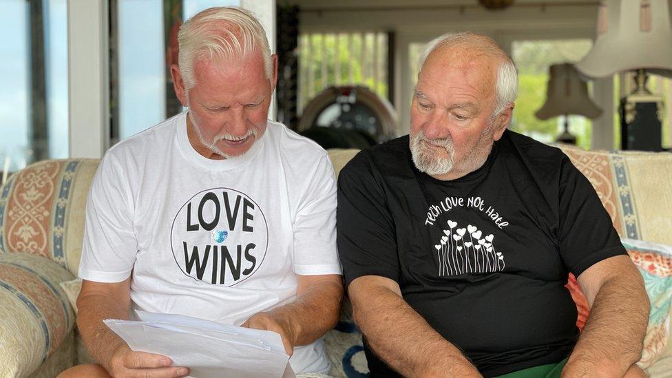 Dits Preece and Allen Jones reading their letters