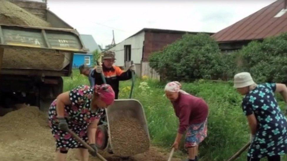 The women of Svedniy Bugalish repairing their own road