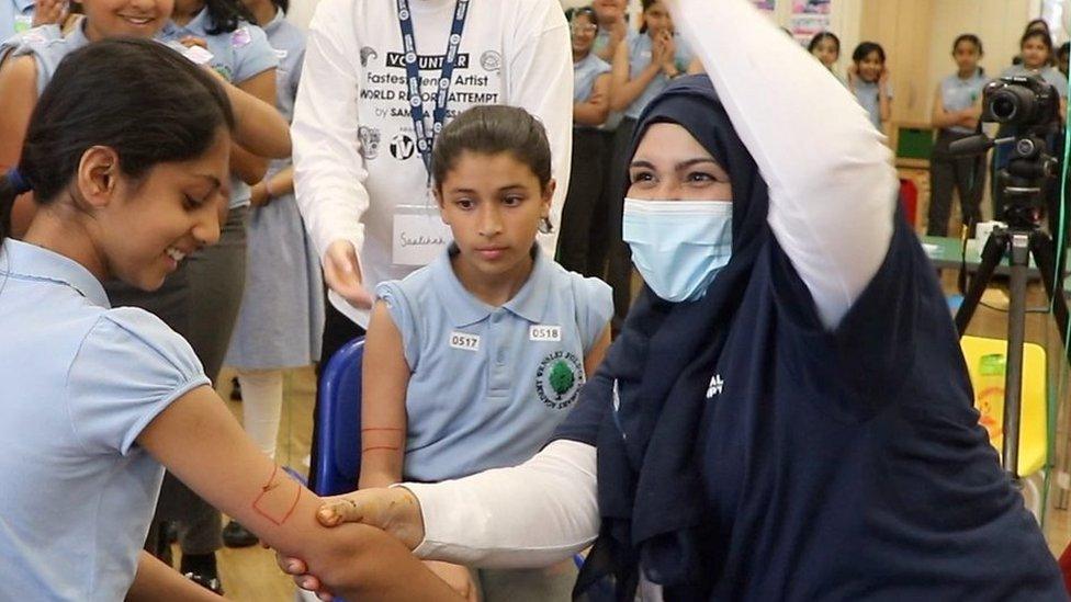 Henna artist with pupils in her world record bid