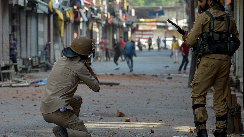 Police take on protesters in Kashmir