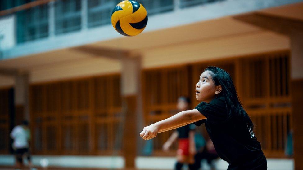 girl-playing-volley-ball