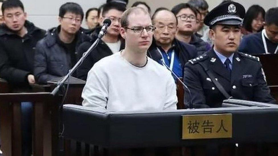 Robert Lloyd Schellenberg (centre) listens during his retrial in Dalian's court. Photo: 14 January 2019