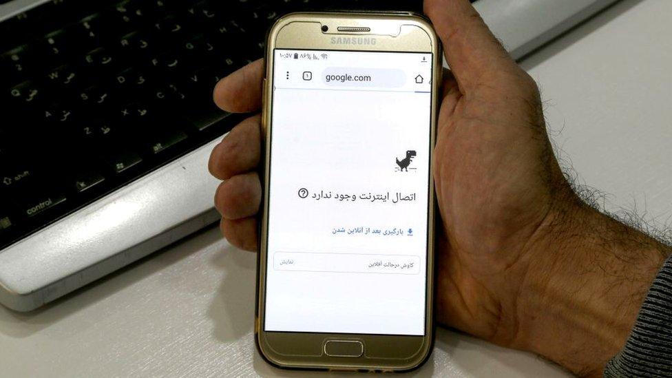 A smartphone in Iran showing no internet connection