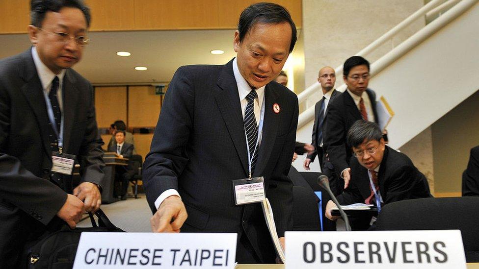 Taiwanese Health Minister Yeh Ching-chuan (C) takes a seat before the opening of the annual meeting of the World Health Organization (WHO) on May 18, 2009 at the United Nations offices in Geneva. Taiwan has been invited for the first time to attend the World health assembly's annual meeting as an observer.