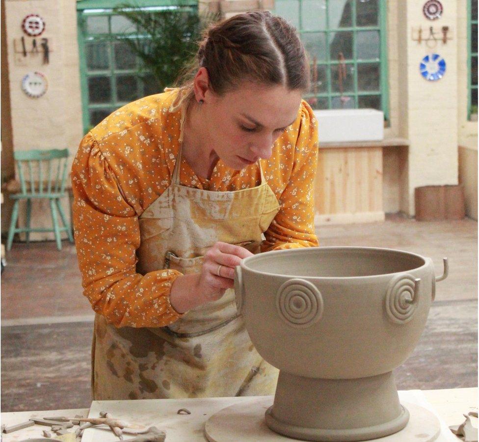 Jodie ar The great Pottery Throw Down