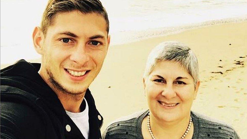 Emiliano Sala a'i fam Mercedes, y tro diwethaf iddi weld ei mab yn fyw