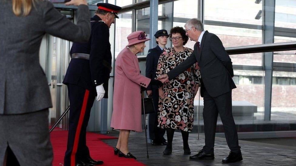 Y frenhines a'r senedd