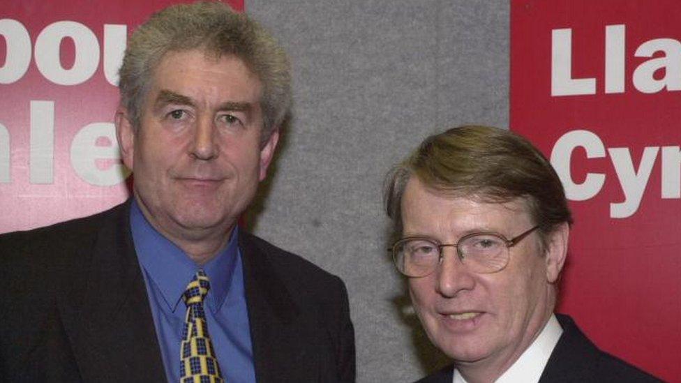 Alun Michael a'i olynydd Rhodri Morgan