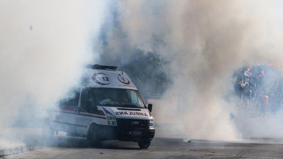 An ambulance rides carrying wounded survivors after the explosion at the blast site Ankara (10 October 2015)