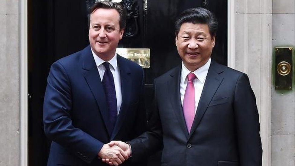 David Cameron (L) welcomes Chinese President Xi Jinping