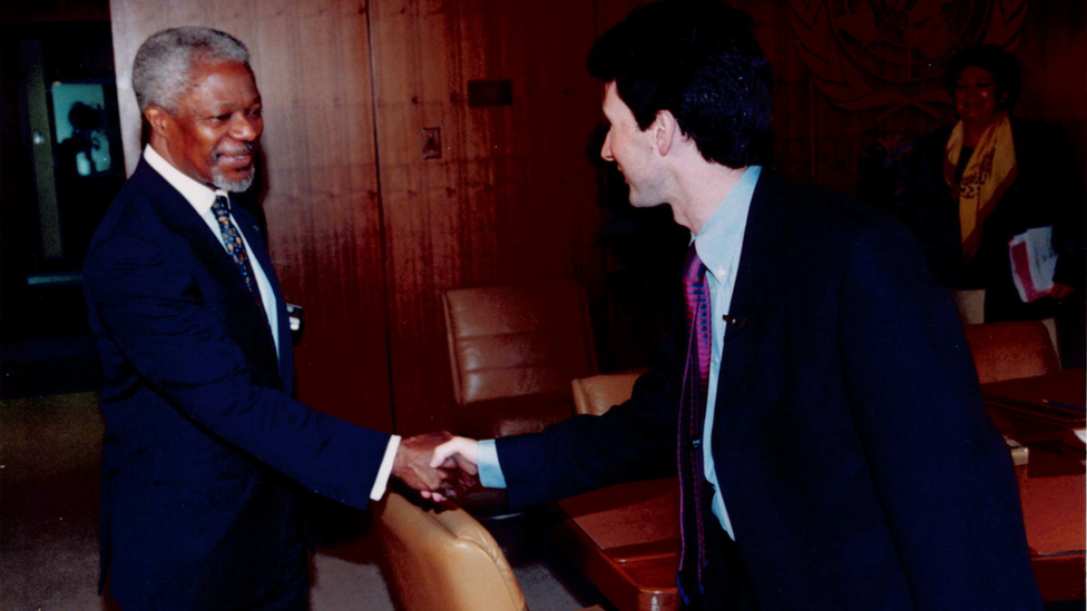 Kofi Annan shaking hands with Mark Devenport