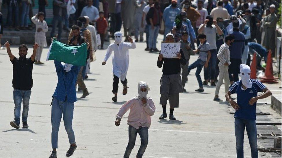 Indian Kashmiri protesters clash with Indian government forces after Friday prayers in downtown Srinagar on April 21, 2017.