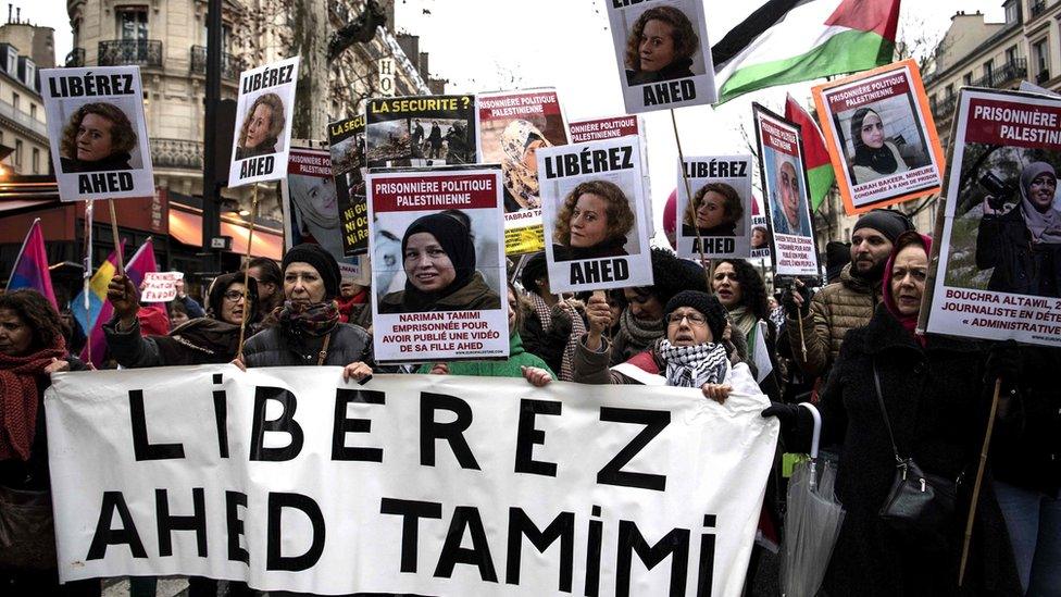 Protesters in Paris demand the release of Ahed Tamimi and her family (8 March 2018)