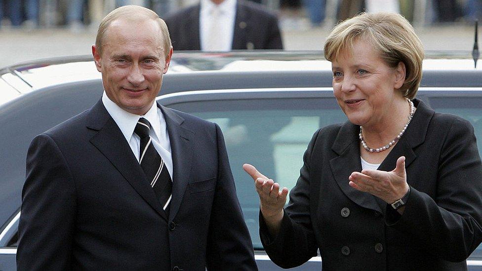 Chancellor Angela Merkel (R) welcomes Russian President Vladimir Putin during their meeting in the eastern German city of Dresden, 10 October 2006