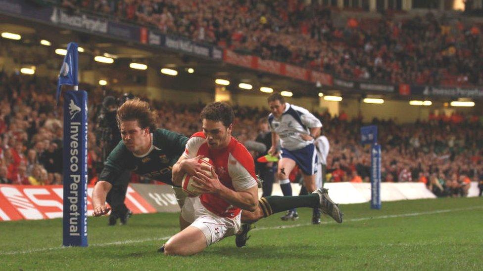 Fe sgoriodd George North ddau gais yn ei gêm gyntaf dros Gymru - yn erbyn De Affrica yn 2010