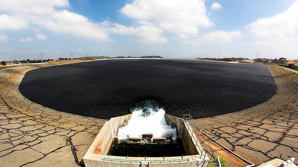 Plastic balls in a reservoir in Los Angeles to prevent water loss