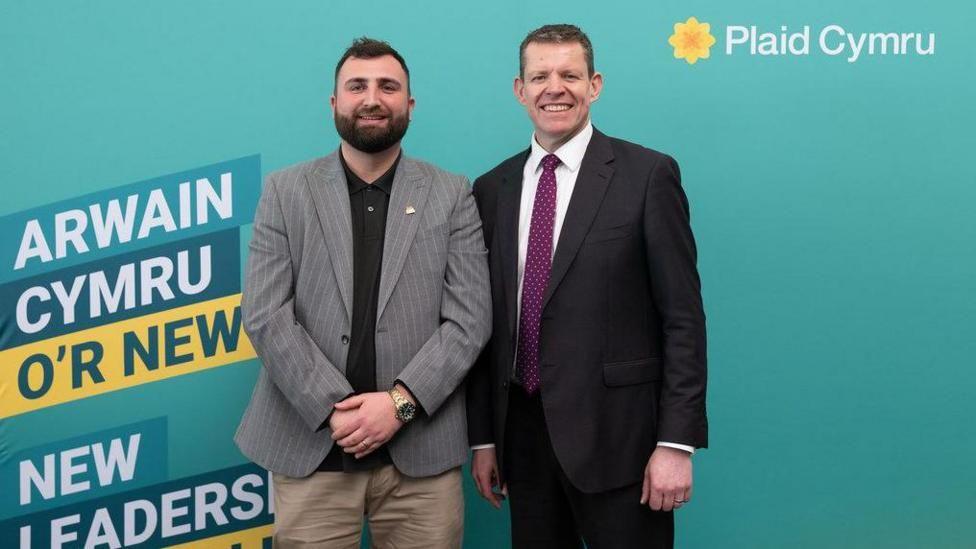 Oliver Bradley-Hughes gydag arweinydd Plaid Cymru, Rhun ap Iorwerth