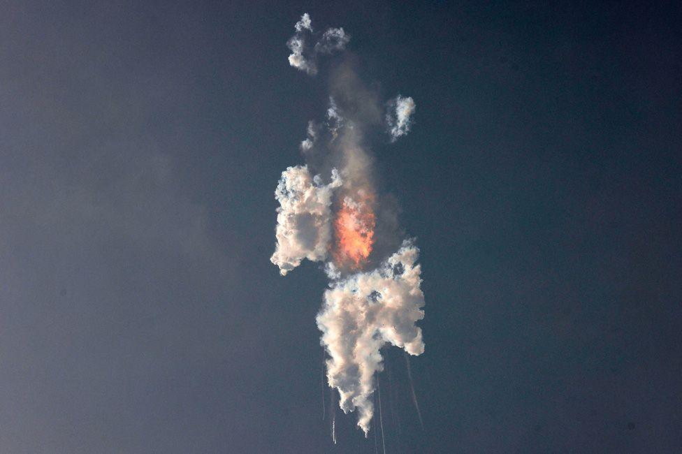 Destruction of Starship on first test flight