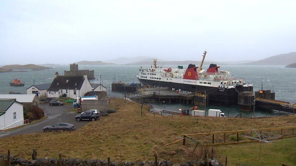 MV Isle of Lewis aig cidhe Bhàgh a' Chaisteil